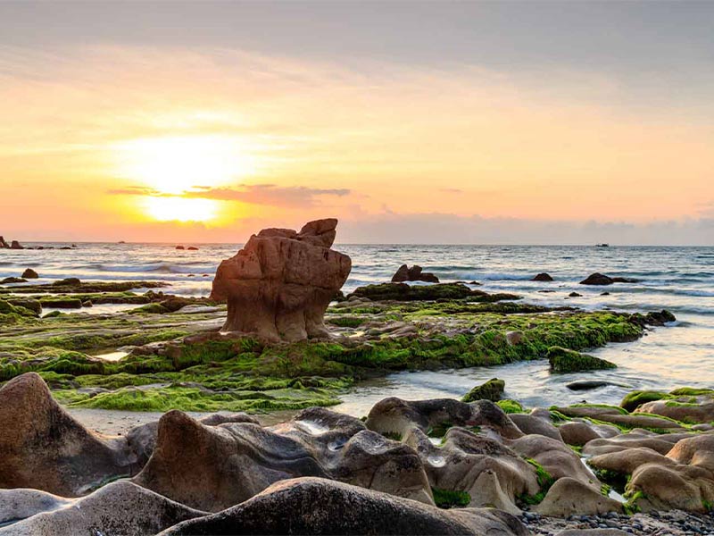 Khám phá bãi đá cổ 7 màu “kỳ thú” ở Phan Thiết