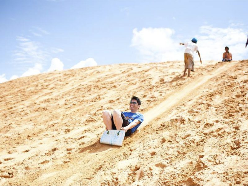 TRƯỢT CÁT Mũi Né TRẢI NGHIỆM HẤP DẪN VÀ THÚ VỊ KHÔNG THỂ BỎ LỠ - Đặc Sản Làng Chài Xưa