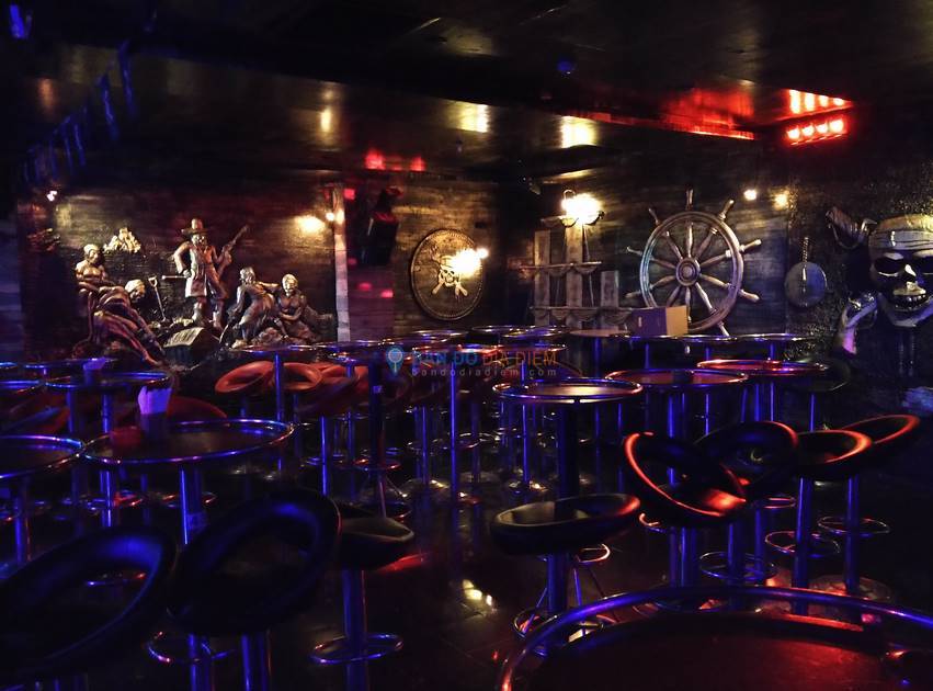 Tôi phải đến phòng tập thể dục để chơi bóng