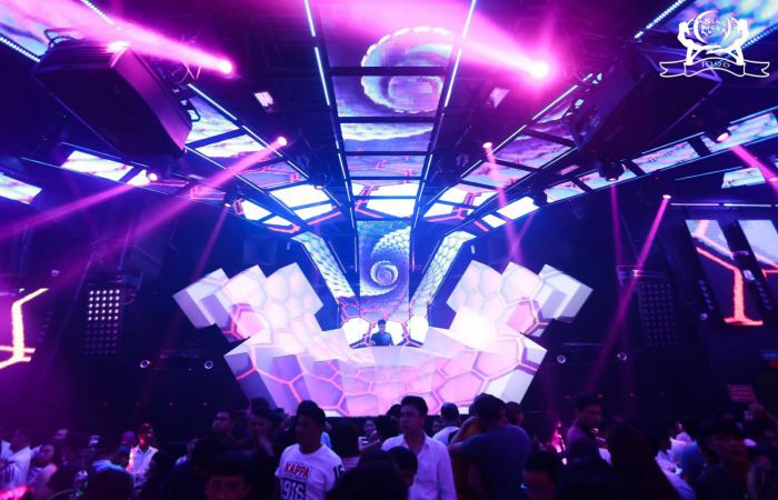 Tôi phải đến phòng tập thể dục để chơi bóng