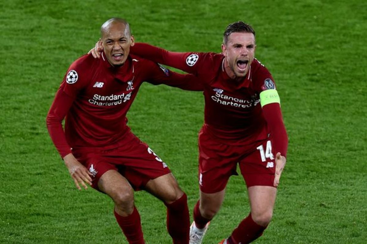 Fabinho (Trái) và Jordan Henderson (Phải) ăn mừng bàn thắng.