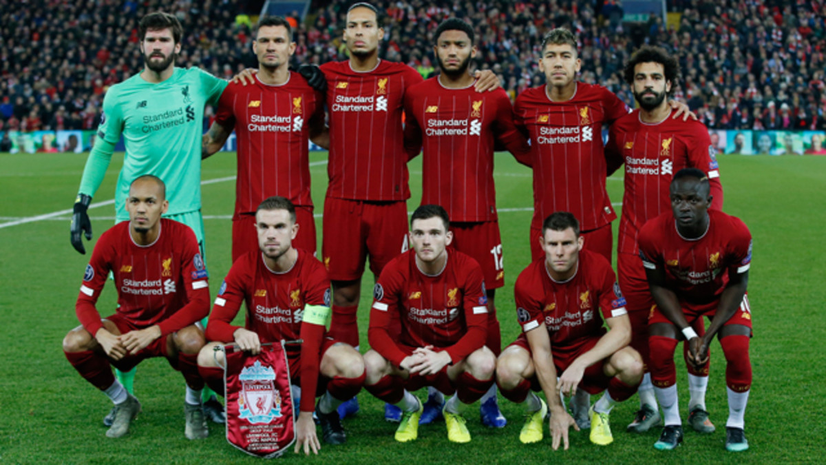 Liverpool FC xếp hàng để chụp ảnh trước trận đấu.