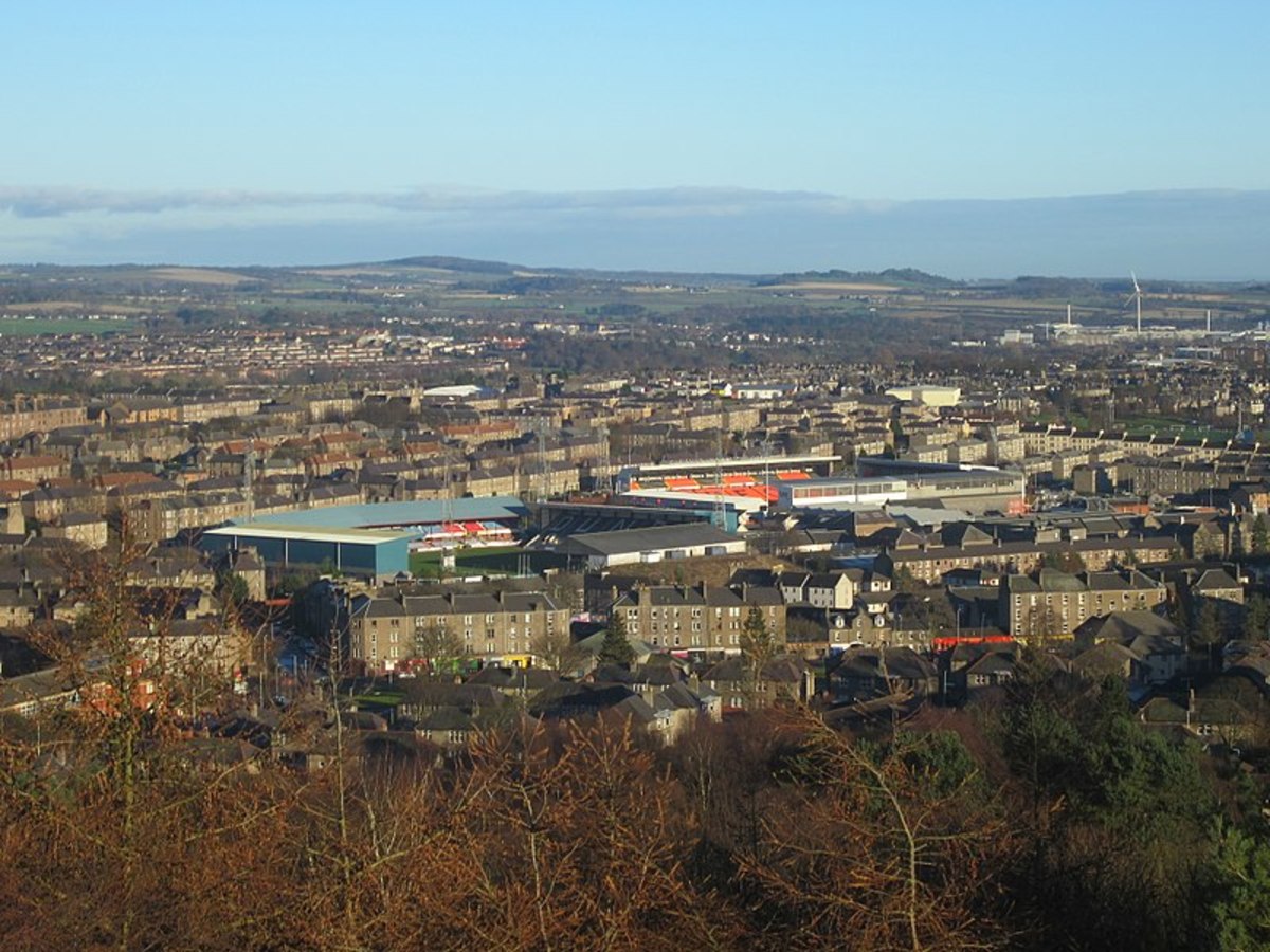 Quang cảnh hai sân bóng đá của Dundee - Công viên Dens ở bên trái và Tannadice ở bên phải.