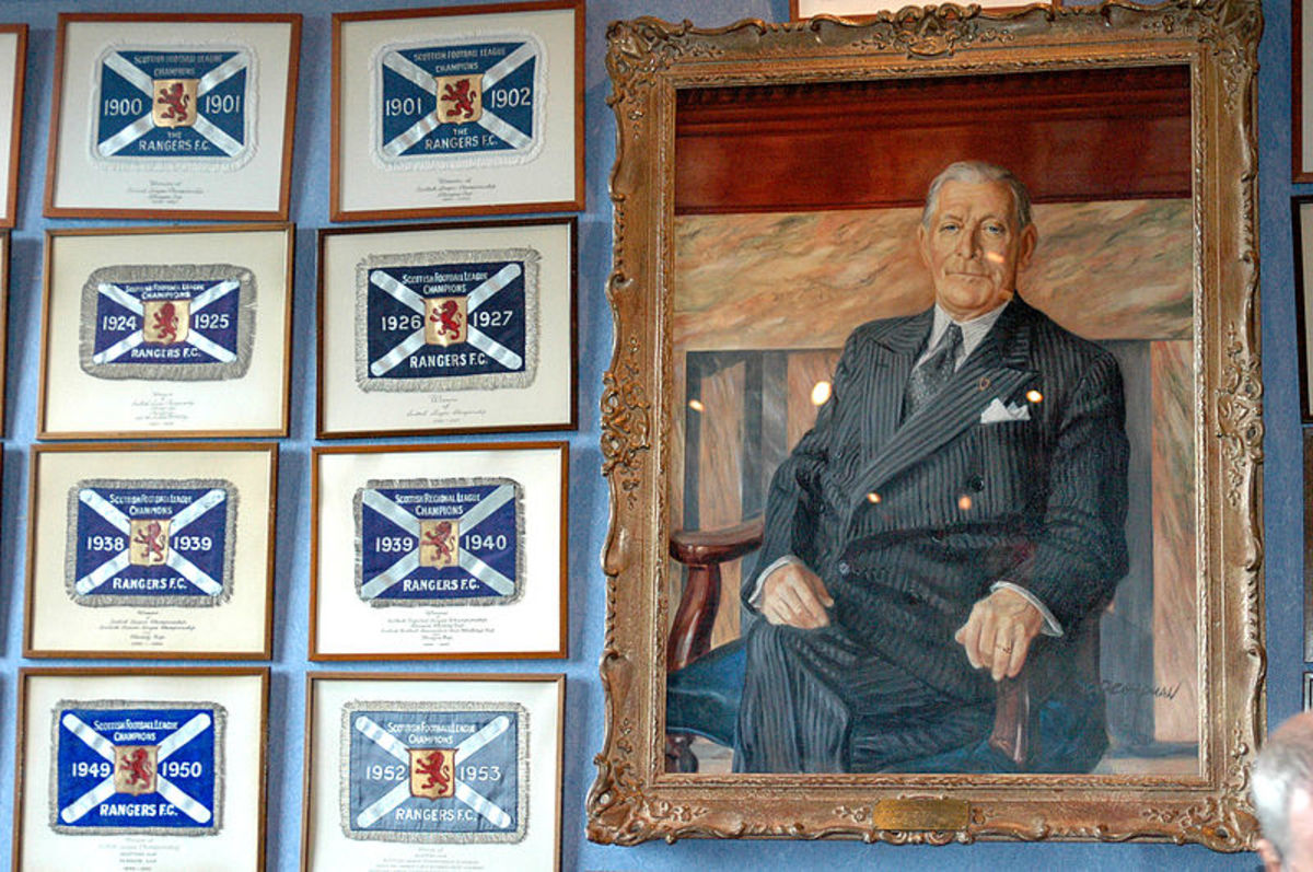 Bức ảnh chụp Bill Struth, huấn luyện viên huyền thoại của Rangers và là huấn luyện viên thành công nhất của Bóng đá Scotland với 30 danh hiệu, tất cả đều thuộc về Rangers.