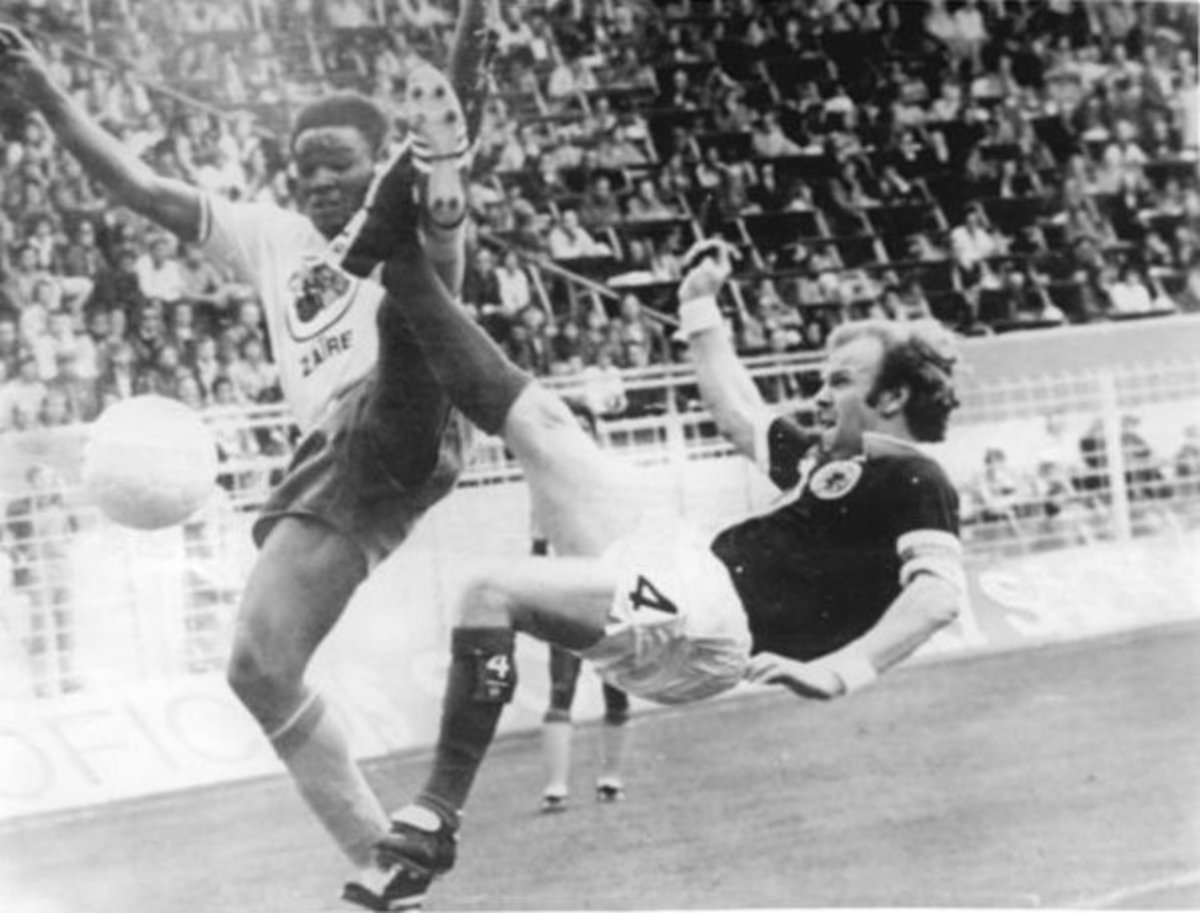 Bức ảnh chụp Billy Bremner của Scotland đang tranh bóng trong trận đấu với Zaire ở FIFA World Cup 1974.