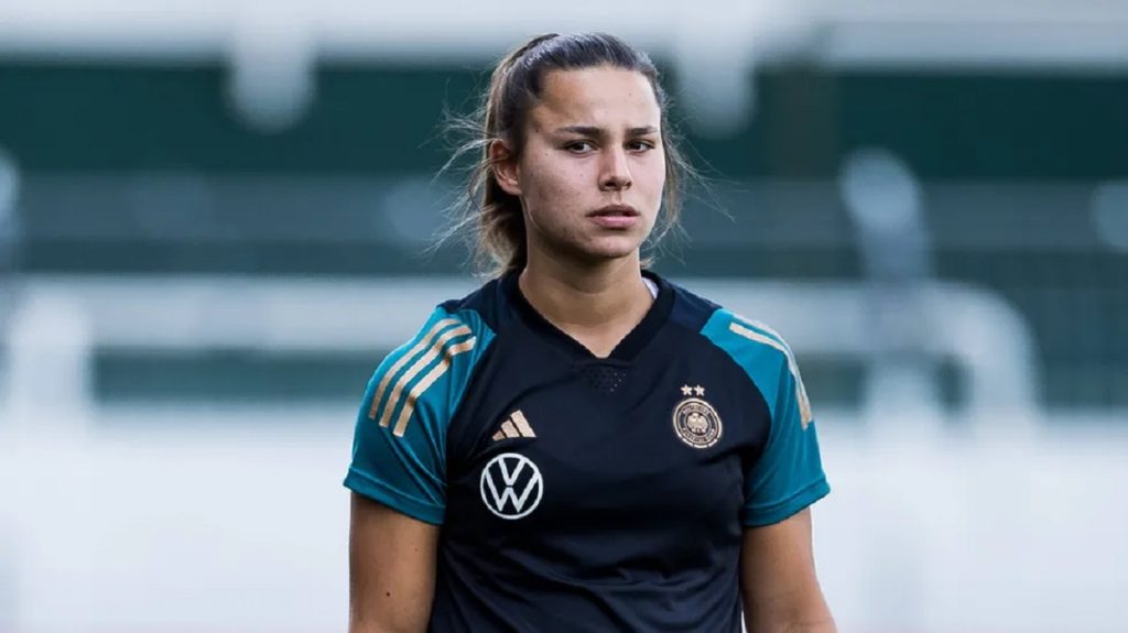 Tiểu sử Lena Oberdorf - Footbalium