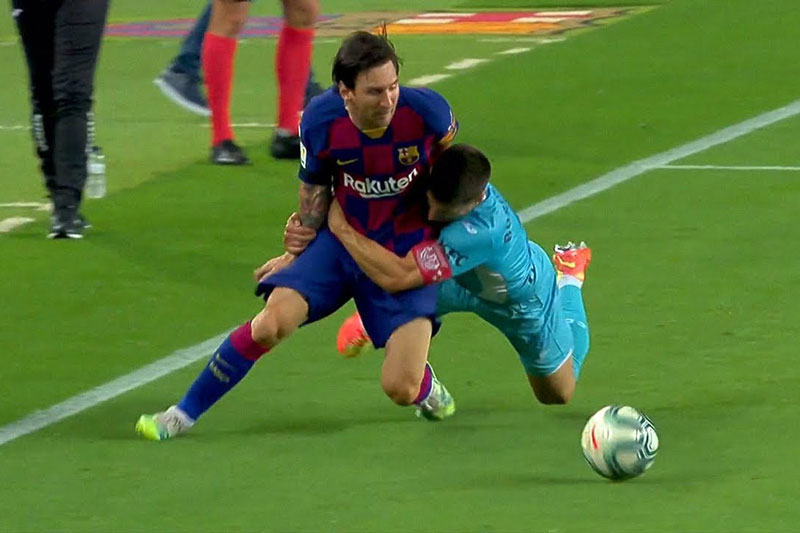 Những tình huống phạm lỗi thô thiển, đáng xấu hổ nhất trong lịch sử bóng đá - Tạp chí Doanh nghiệp Việt Nam