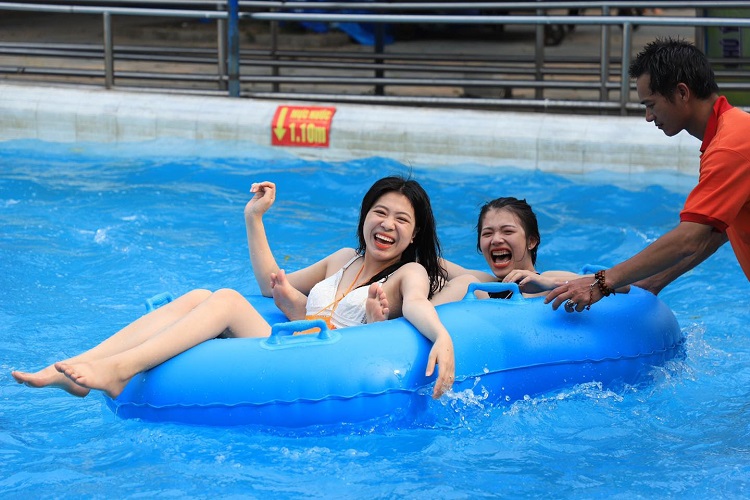 Hà Nội: Biển người tràn ngập bể bơi, công viên nước cuối tuần