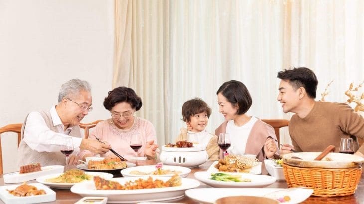 Ông bà sẽ rất hạnh phúc khi cả gia đình quây quần bên nhau, ăn uống và trò chuyện trong ngày sinh nhật của ông bà. Top 20 quà tặng mừng thọ cho người già lớn tuổi ý nghĩa nhất