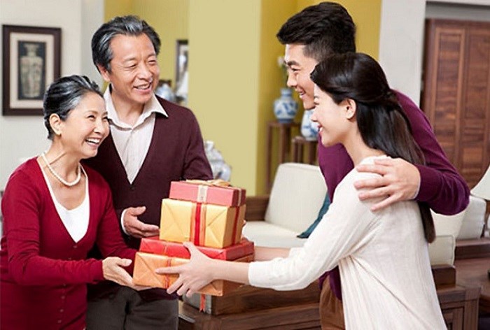 Tặng quà sinh nhật thể hiện sự kính trọng, biết ơn ông bà Top 20 quà tặng mừng thọ cho người già lớn tuổi ý nghĩa nhất