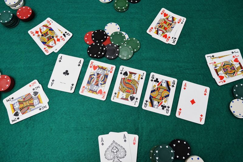 Cách chơi Poker chi tiết cho người mới chơi