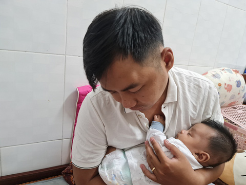 Chàng trai đưa vợ đi sinh con - Tuổi Trẻ Online