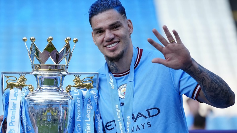 Và đã đến Man City với thành công lớn Thủ môn Ederson - Thủ thành hàng đầu bất mãn tại Manchester