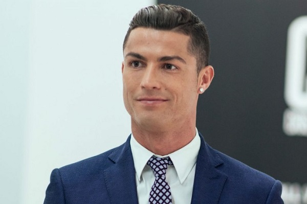 Sức hấp dẫn của Ronaldo là không thể phủ nhận bởi không chỉ phái đẹp mà rất nhiều fan nam cũng vô cùng yêu thích vẻ đẹp của anh.