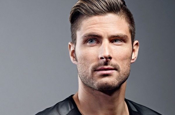 Vẻ ngoài điển trai, lịch sự của nam cầu thủ