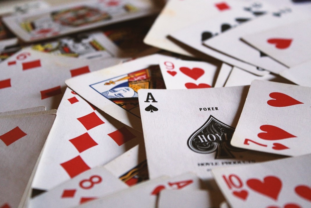 Trò chơi Quân bài của kẻ nói dối (Liar's Poker) là gì? Chiến thuật của trò chơi