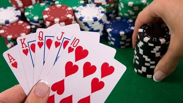 Cách phân biệt Poker và Xì Tố | Tôi nên chơi Xì Tố hay Poker?