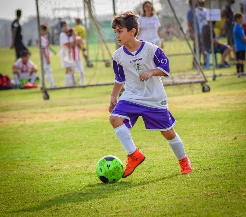 Kỹ thuật đá bóng bằng mu bàn chân mà bạn nên biết - Bóng đá 90