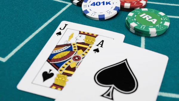 Tay nào mạnh hơn, năm quân bài hay xì dách?