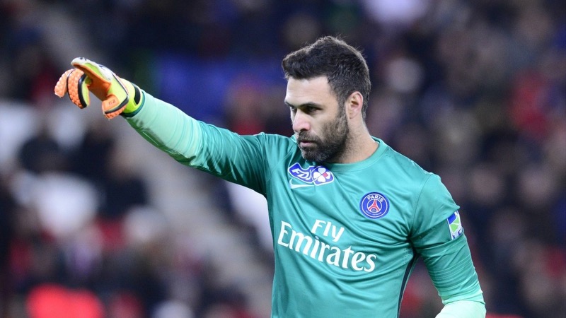 Sau đó anh có thời gian dài chơi bóng ở PSG Thủ môn Salvatore Sirigu - Kẻ chuyên làm nền trong sự nghiệp