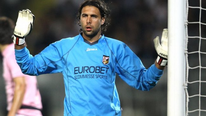 Thủ môn Salvatore Sirigu cũng có một số ấn tượng khi mới bắt đầu sự nghiệp Thủ môn Salvatore Sirigu - Kẻ chuyên làm nền trong sự nghiệp