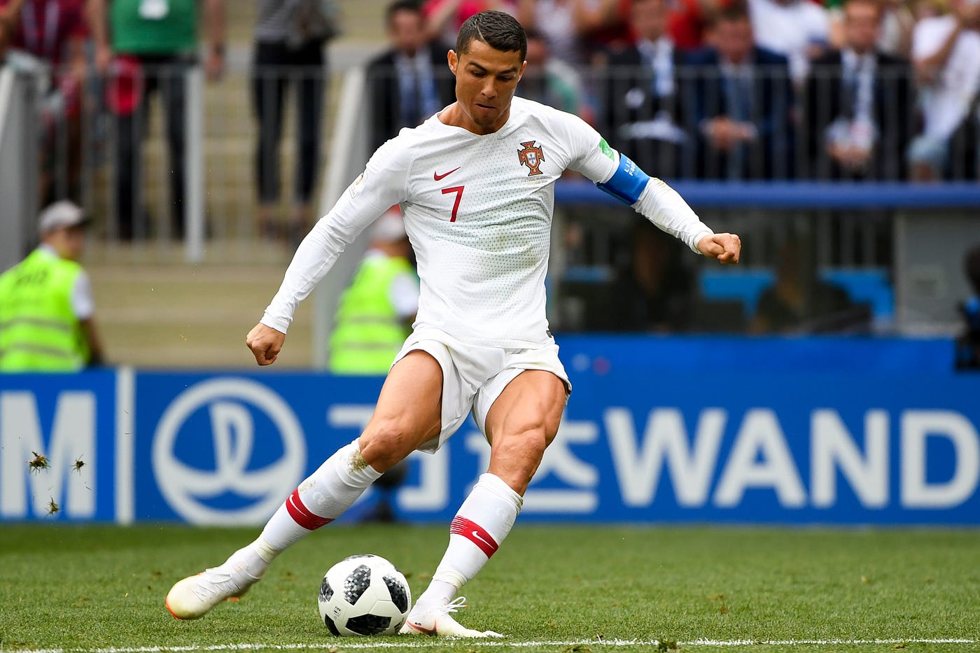 Giải thích kỹ thuật đá phạt knuckleball của Cristiano Ronaldo thông qua cơ sinh học và khoa học thể thao | của Tiến sĩ Rajpal Brar | Medium