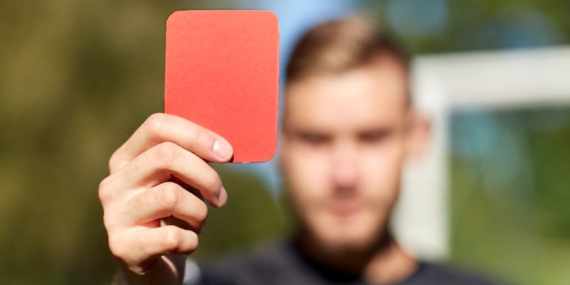 Thẻ đỏ là gì? Tìm hiểu về các quy tắc liên quan trong trò chơi