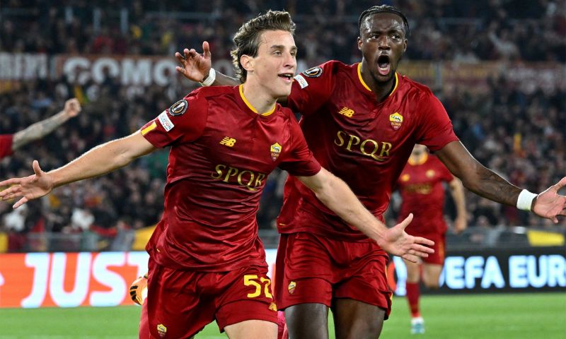 Một tiền vệ nên chơi như thế nào? Kỹ thuật cần thiết