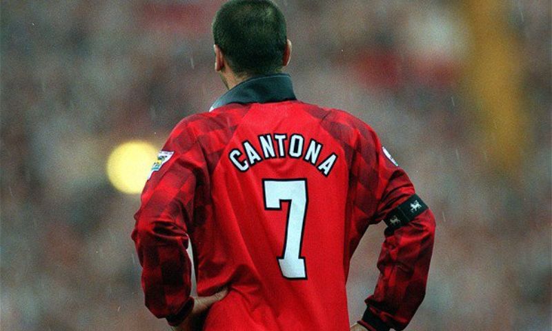 Một tiền vệ nên chơi như thế nào? Kỹ thuật cần thiết