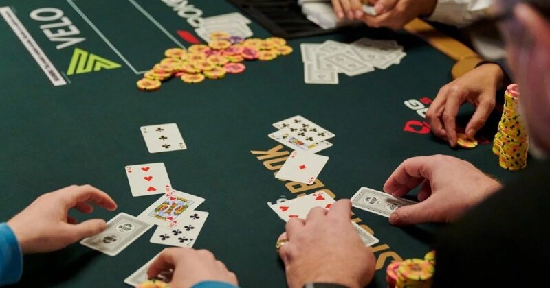 Hướng dẫn cách chơi Poker cho người mới bắt đầu cơ bản