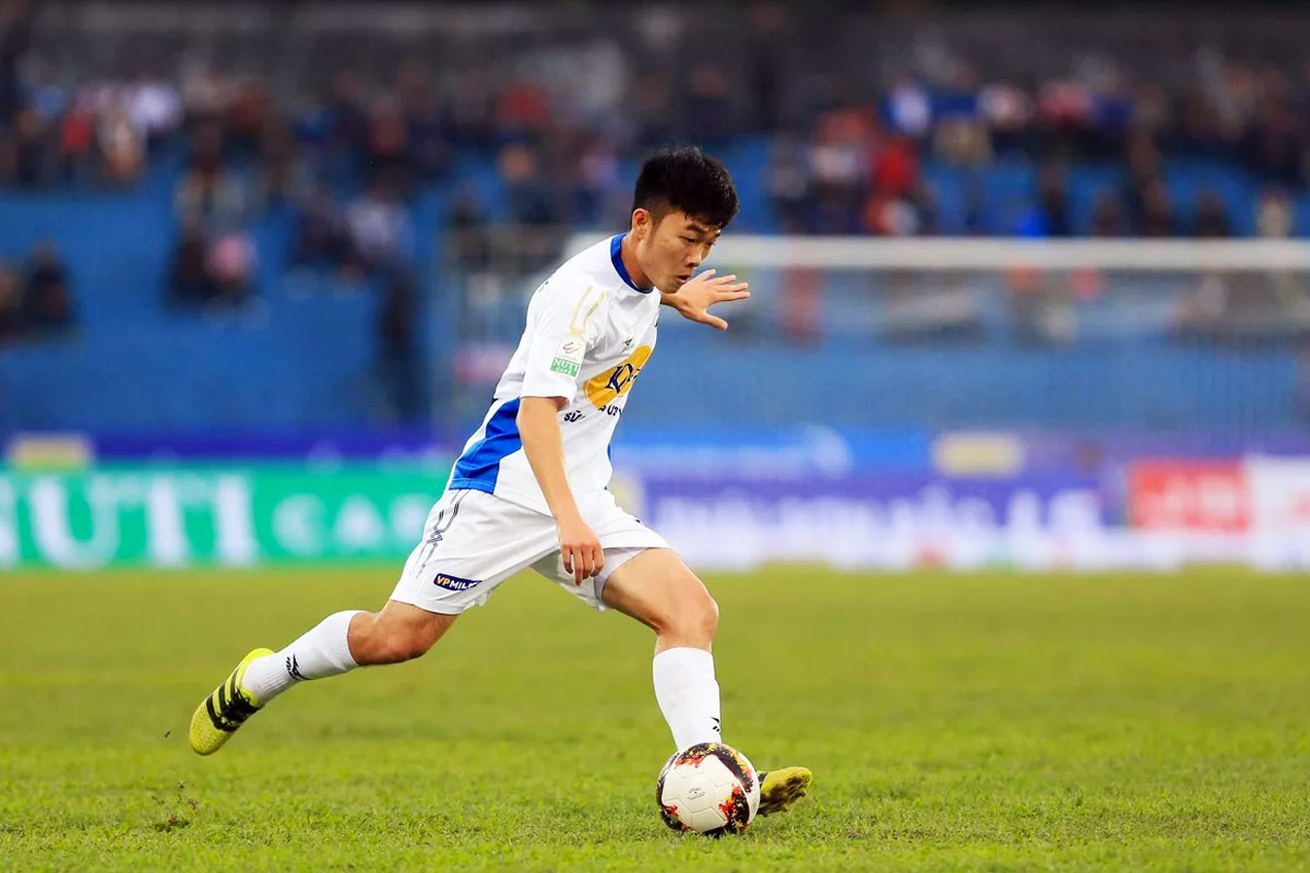 Làm chủ kỹ thuật đá bóng bằng giữa bàn chân - Thể thao & Du lịch