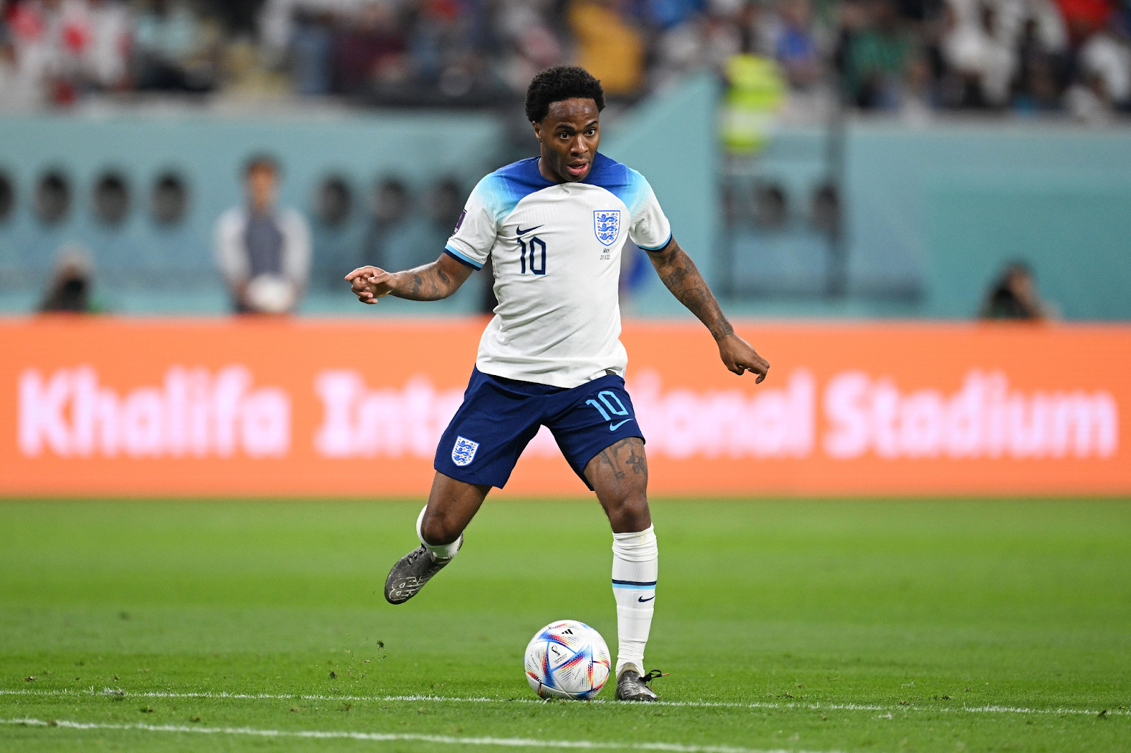 Raheem Sterling: Kim cương tỏa sáng trên bầu trời Wembley