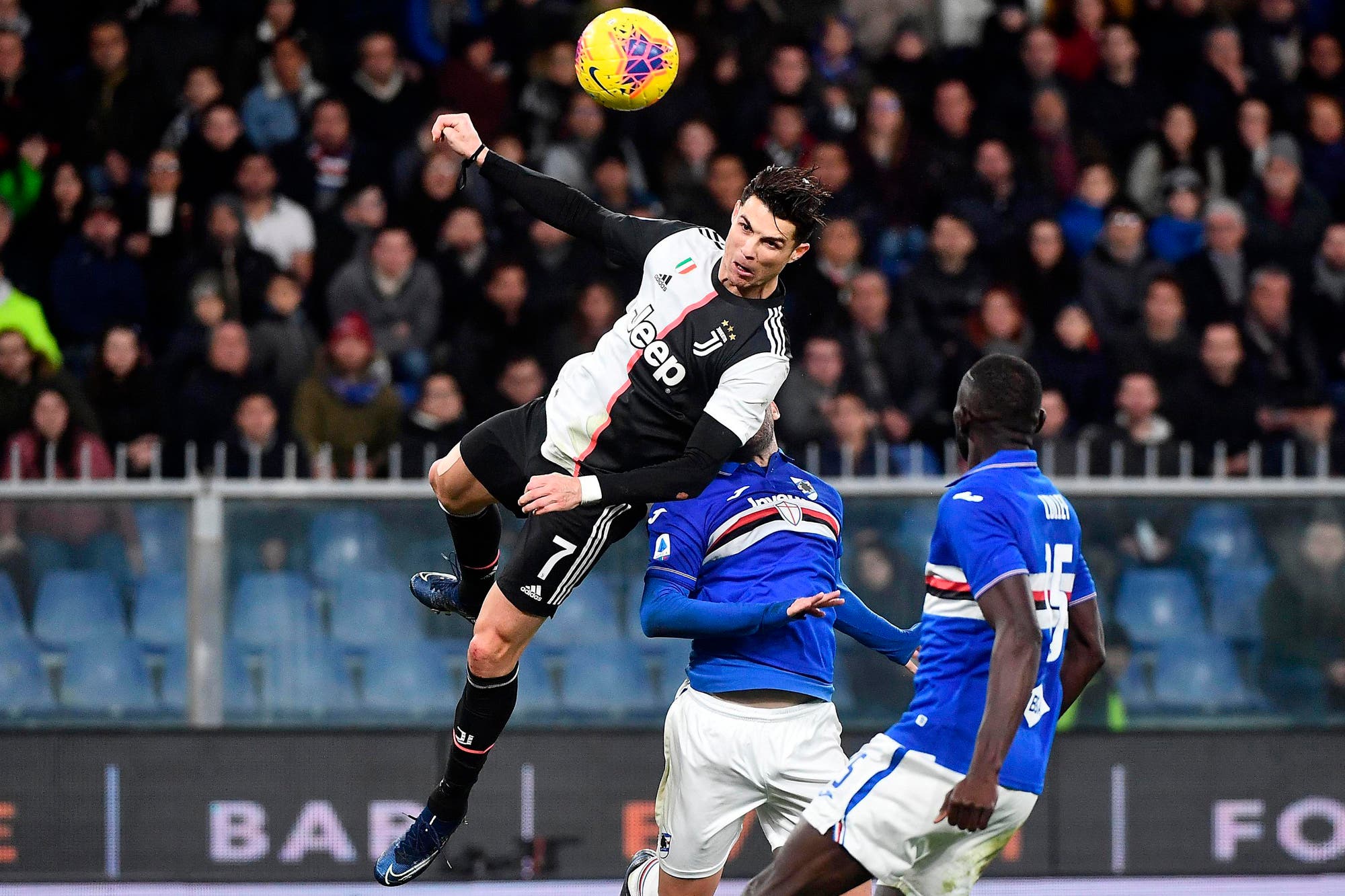 Bí quyết giúp bạn thành thạo kỹ thuật đánh đầu trong bóng đá