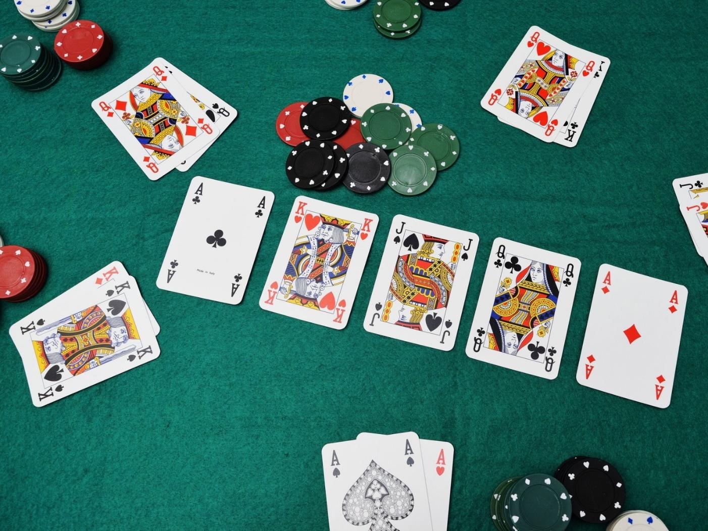 Trong Poker, cái nào lớn hơn, sảnh đồng chất hay tứ quý? - Gamebay88