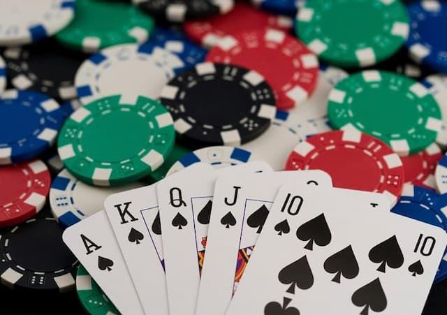 Trong Poker, cái nào lớn hơn, sảnh đồng chất hay tứ quý? - Gamebay88