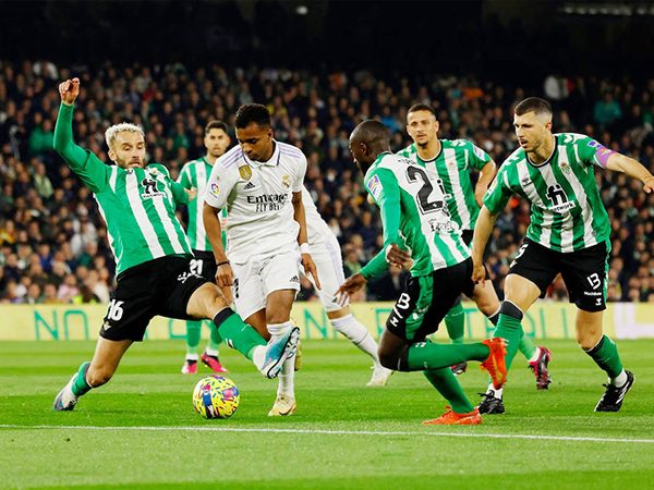 Quan điểm của DM là gì? Vai trò và tầm quan trọng của tiền vệ trung tâm