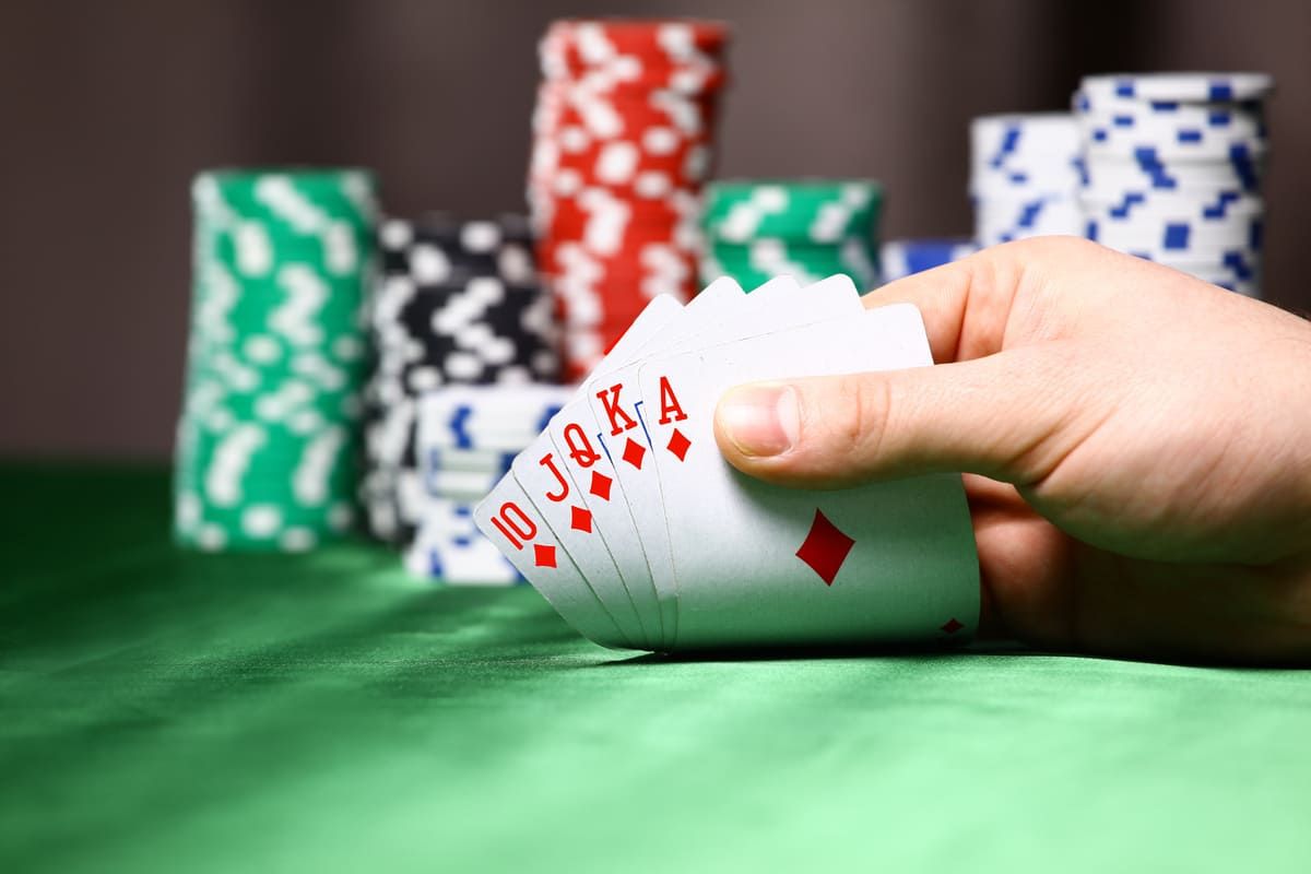 Sảnh đồng chất là gì? Hướng dẫn đầy đủ về những quân bài mạnh nhất trong Poker | Tự nhiên8