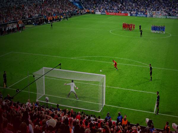 Có thể trao quả phạt đền không? Quy định của FIFA