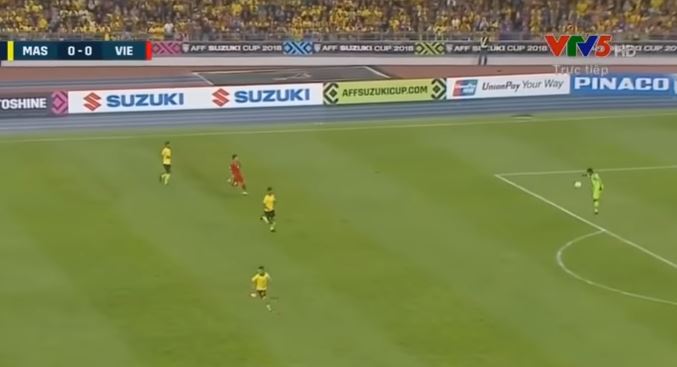 Hậu vệ chuyền về, thủ môn được bắt bóng không?