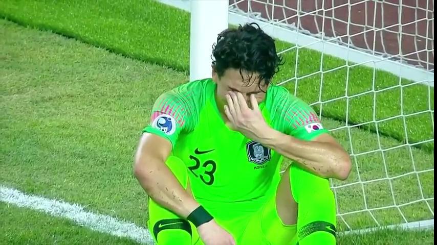 Hậu vệ chuyền về, thủ môn được bắt bóng không?