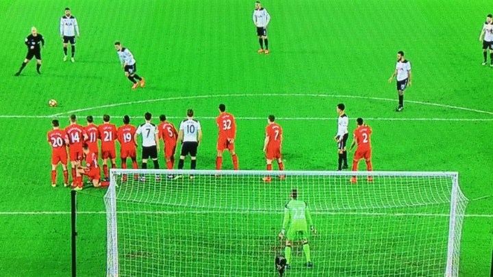 Những cách siêu kỳ lạ để xây dựng hàng rào đá phạt khiến ngay cả Messi cũng bối rối