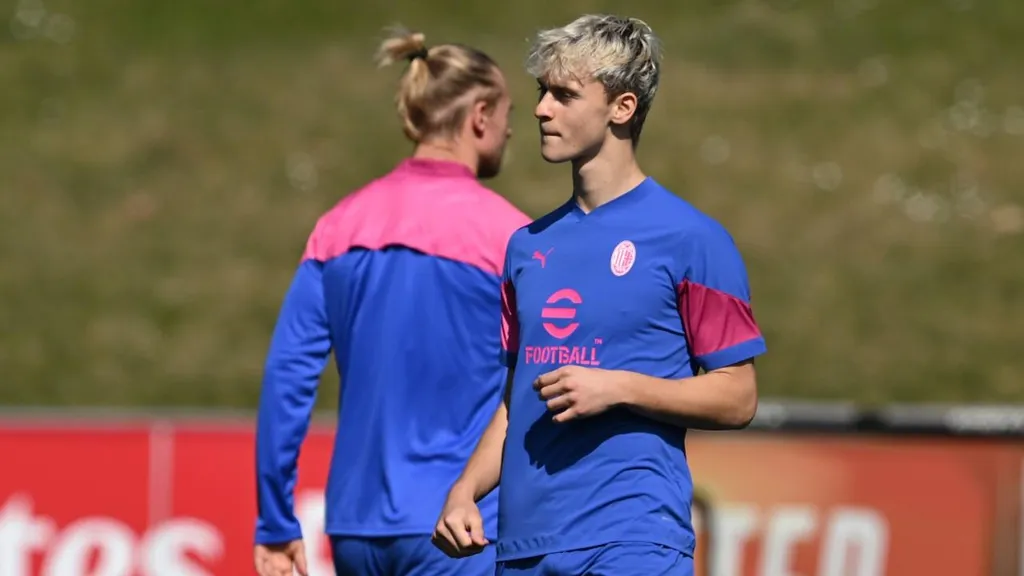 OFICIAL: Maximilian Ibrahimovic assina contrato profissional pelo Milan | MAISFUTEBOL