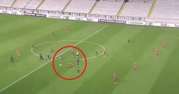 Sút phạt nhanh là gì? Tìm hiểu về luật sút phạt nhanh.