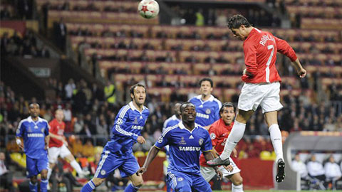 Kỹ Thuật Đánh Đầu Ngược – Bí Quyết Tạo Bất Ngờ Trên Sân Cỏ