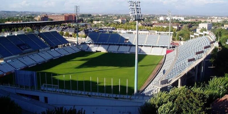 Mặt cỏ và khán đài sân Camp d'Esports trong một trận đấu